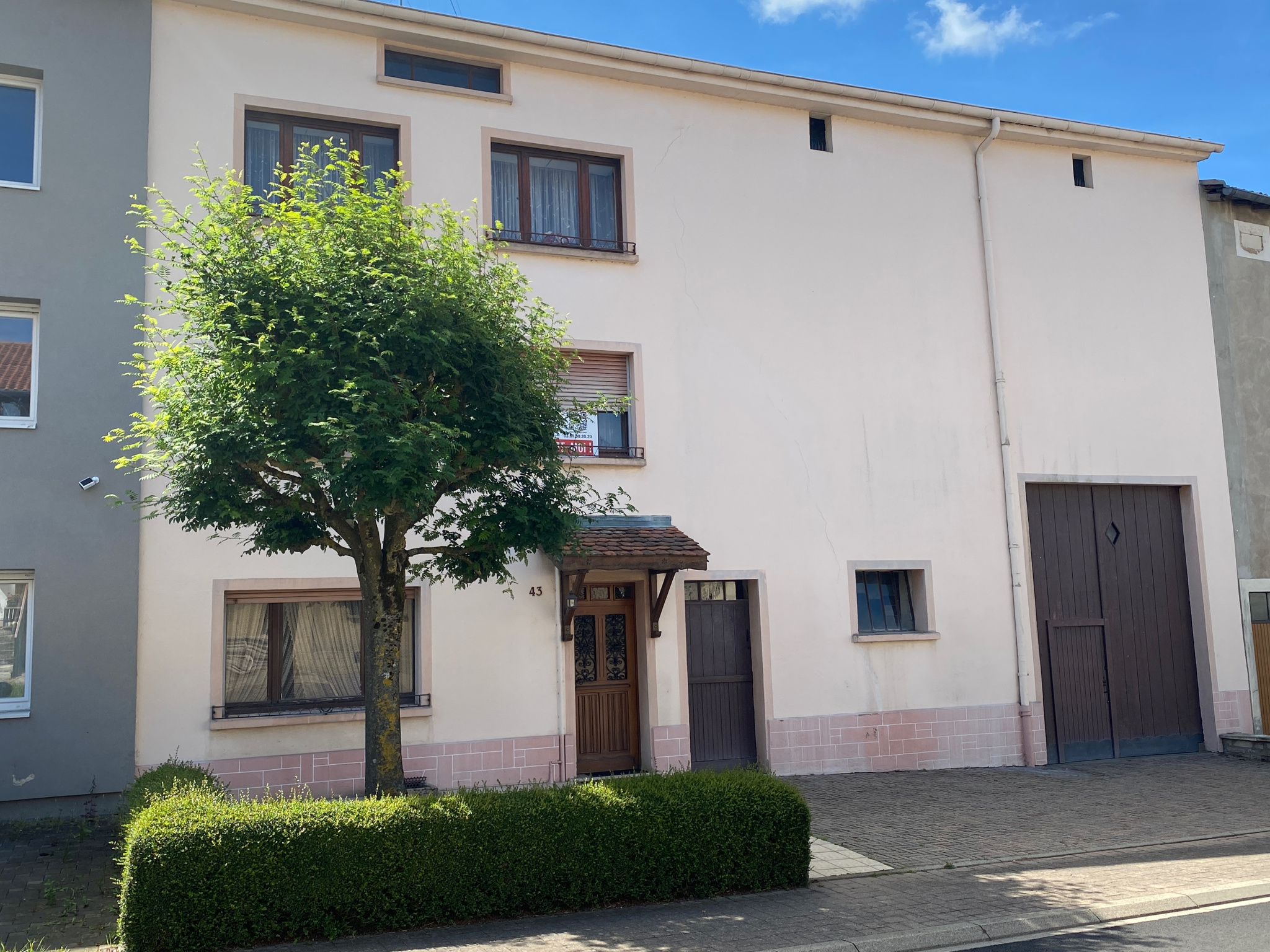 Maison mitoyenne F5 avec grange et dépendances sur 17,26 are