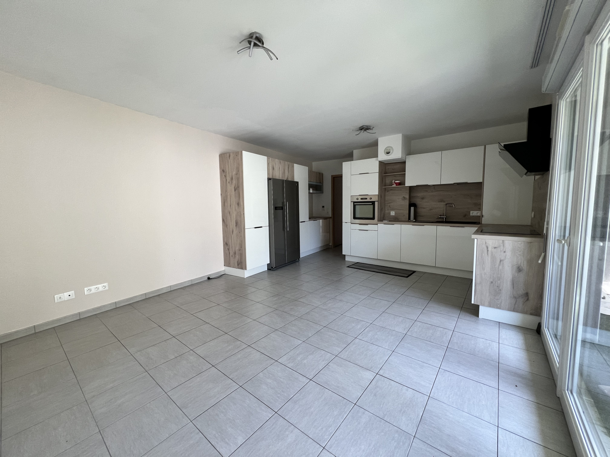 Appartement F3 au 1er étage d'un immeuble de 2013 avec ascenseur, terrasse, terrain et garage